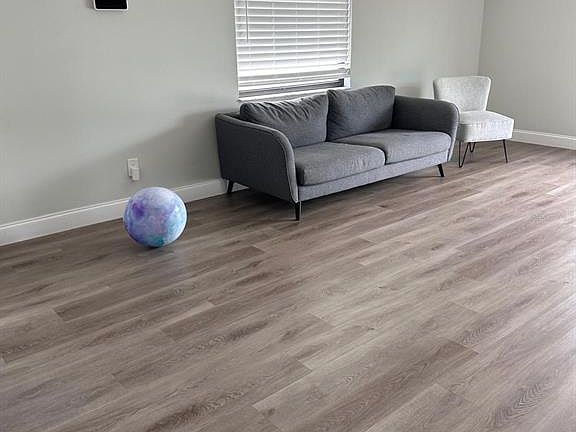 3rd image of 802 Gregory Ln