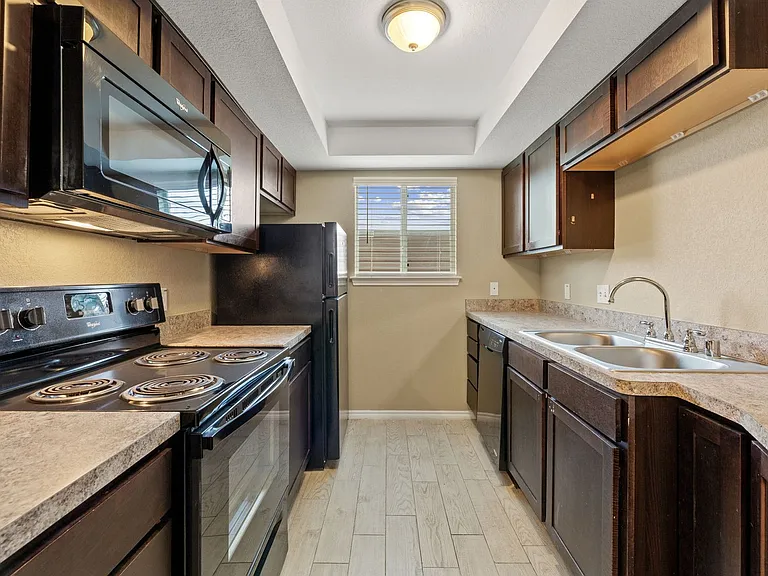 Stone Hill Apartments — Photo 27