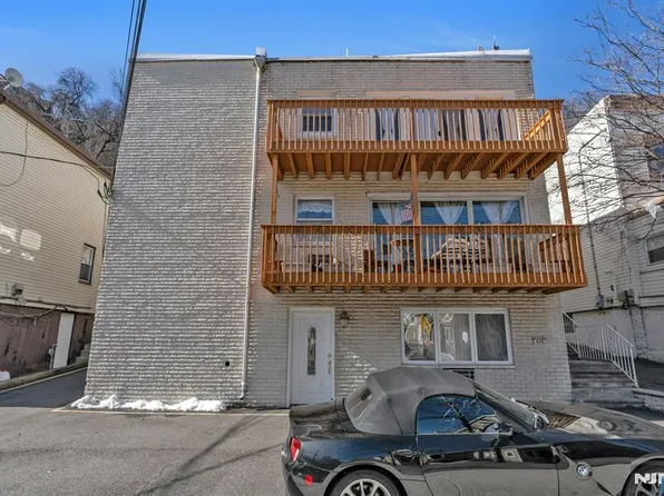 426 Undercliff Ave APT 2R, Edgewater, NJ 07020