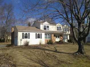 16 Sycamore Ln, Long Valley, NJ 07853