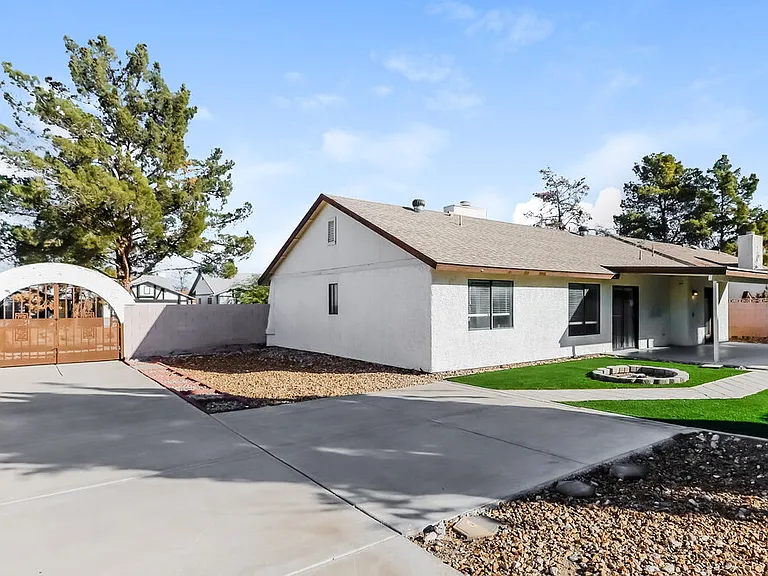 141 Emden Dr — Photo 16