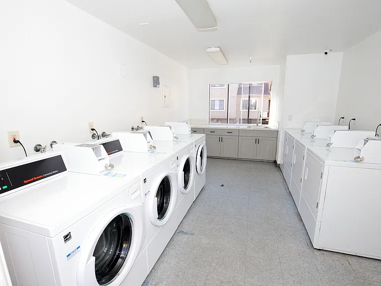 Sunset Plaza Apartments — Photo 10