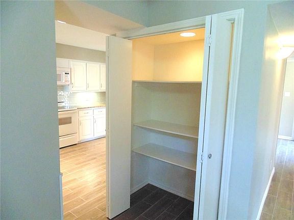 4th image of 2978 Country Place Cir
