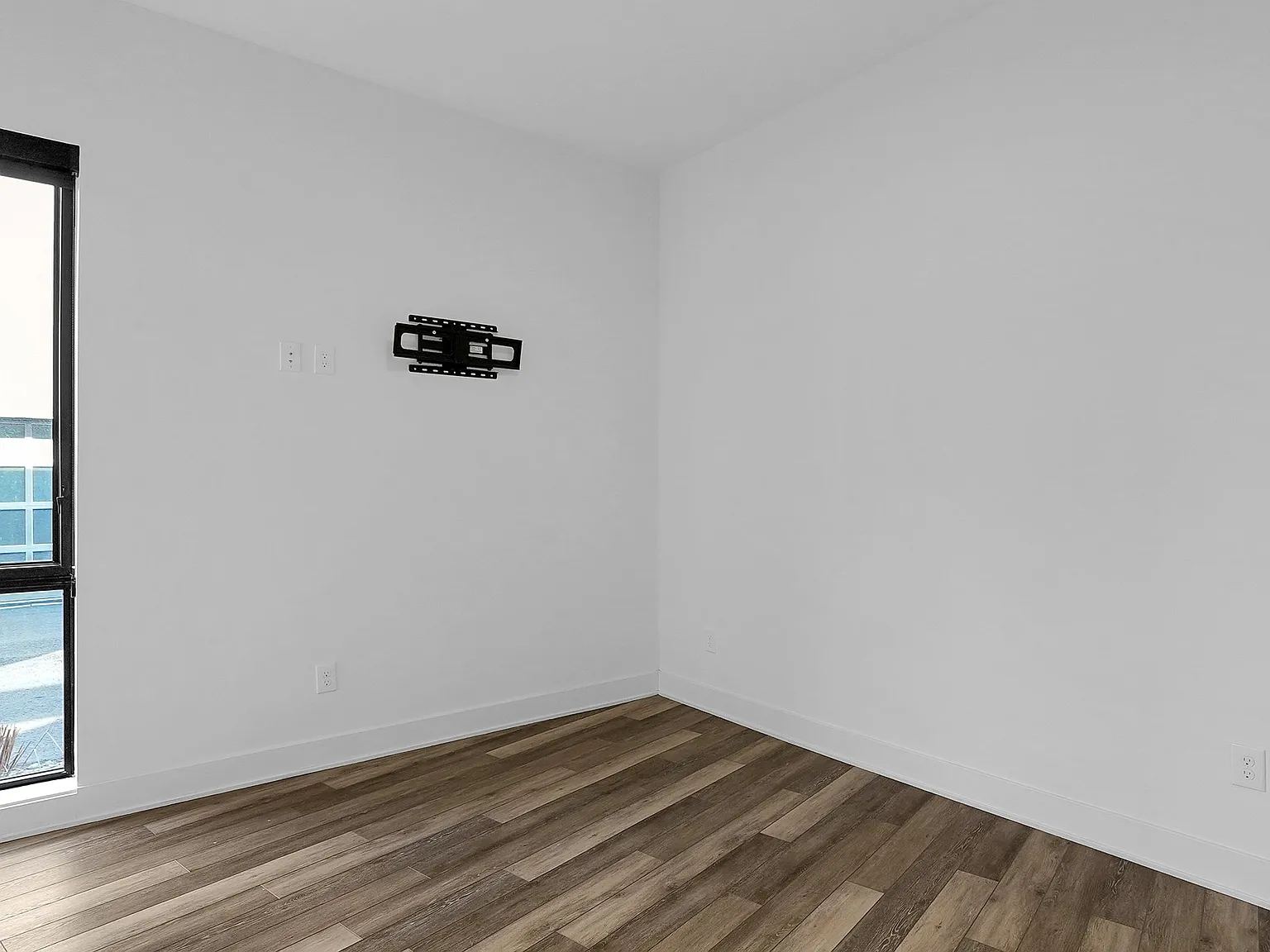 3 bed, 3.5 bath, 2454 sqft, $3,995 — Photo 3