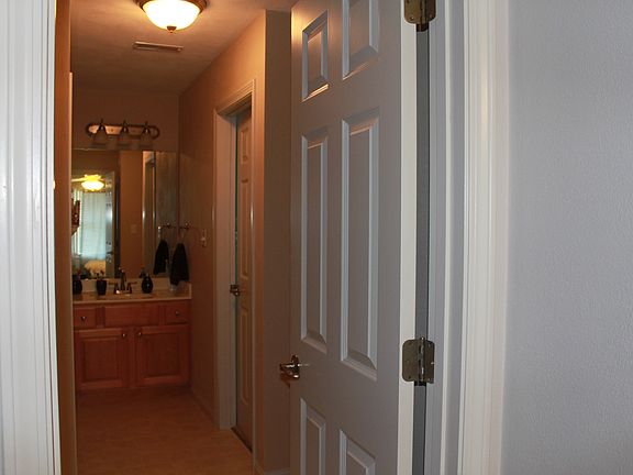 Upstairs Jack and Jill Bath 