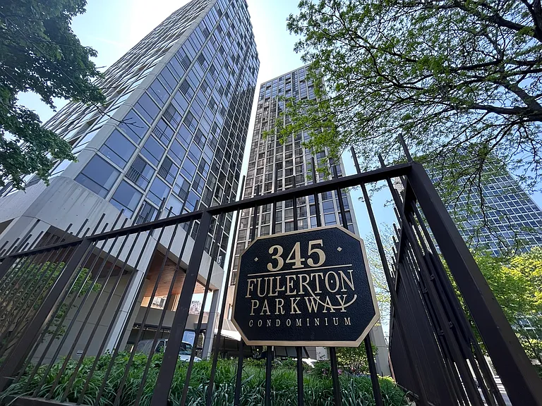 345 W Fullerton Pkwy #1808 — Photo 1