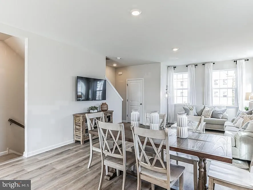 3 bed, 2.5 bath, 1980 sqft, $3,100 — Photo 4