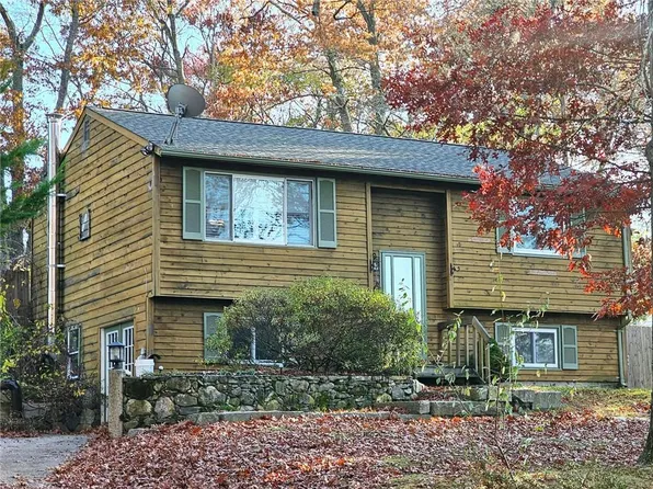 12 Canterbury Dr, Westerly, RI 02891