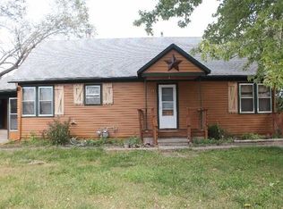 221 Pomeroy St, Clay Center, KS 67432
