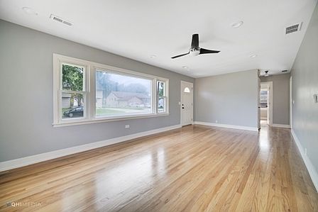 3rd image of 10609 Drummond Ave