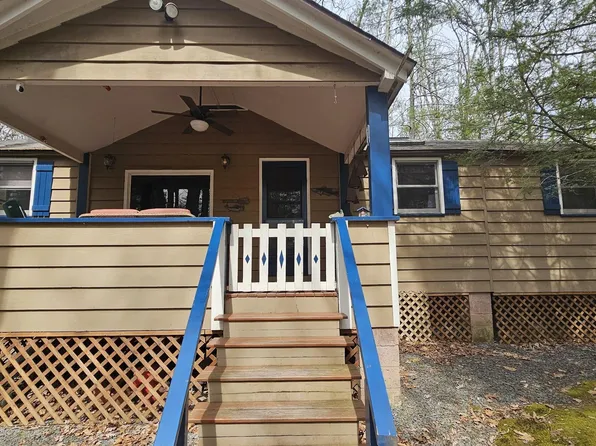 3 Lakeview Dr, Lakeville, PA 18438