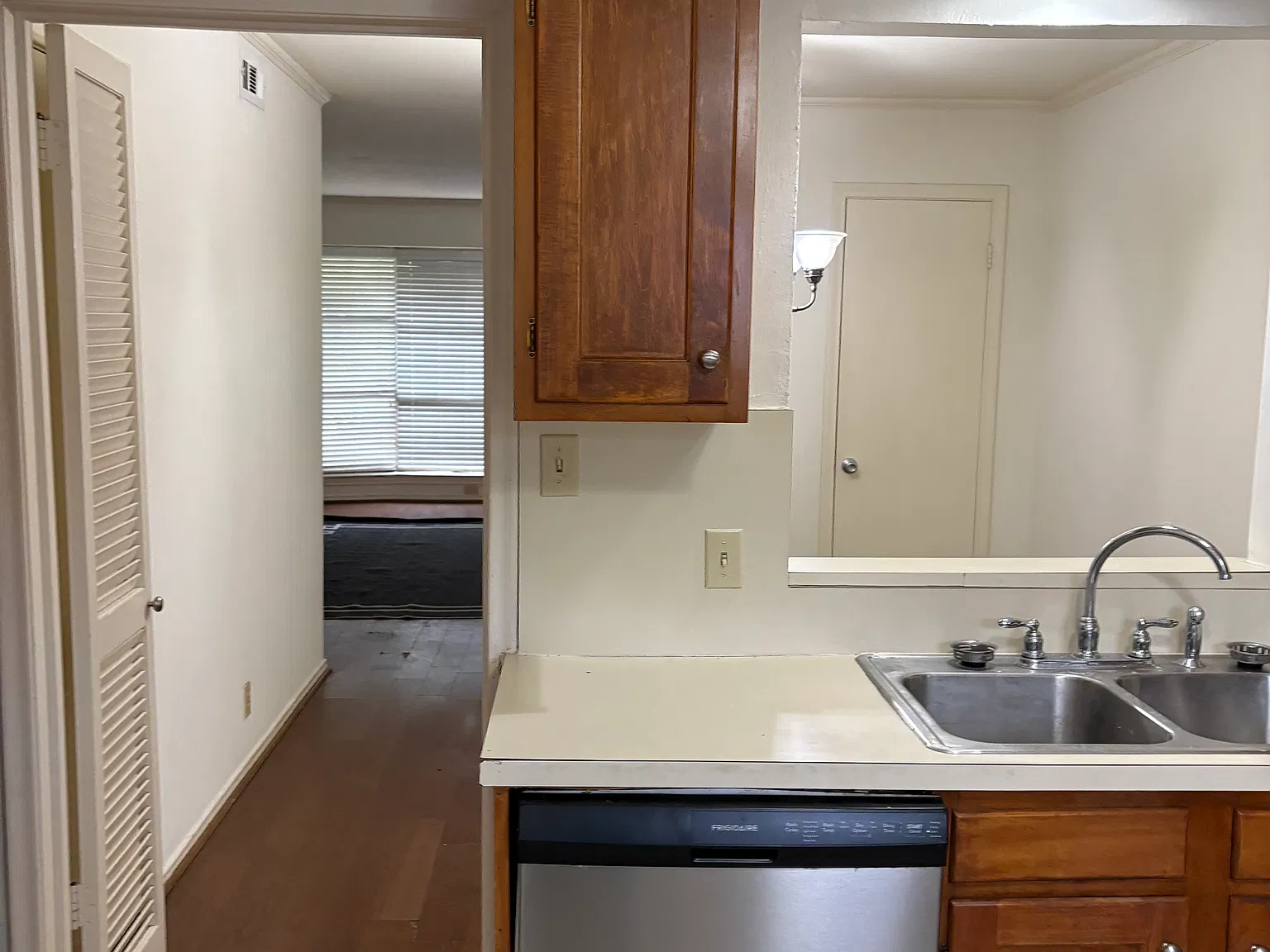 2 bed, 918 sqft, $1,650 — Photo 2
