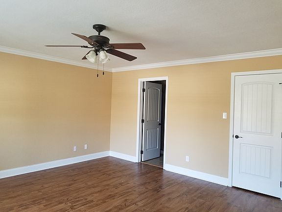 Mstr suite w/ walk-in closet