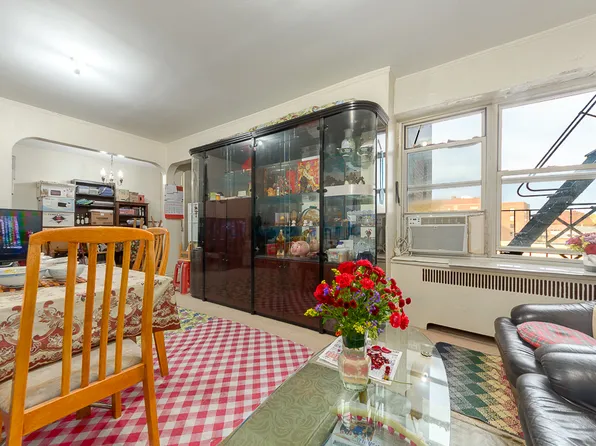 111-50 75th Road image 3 of 9