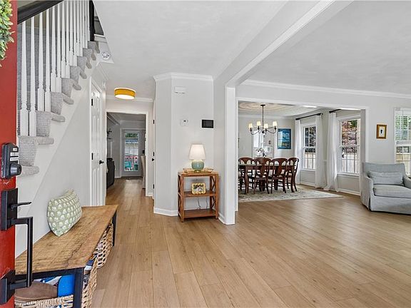4th image of 810 Bishop Ct
