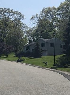 2nd image of 11 Braewood Dr