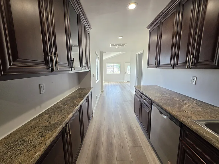 10303 Arminta St — Photo 37