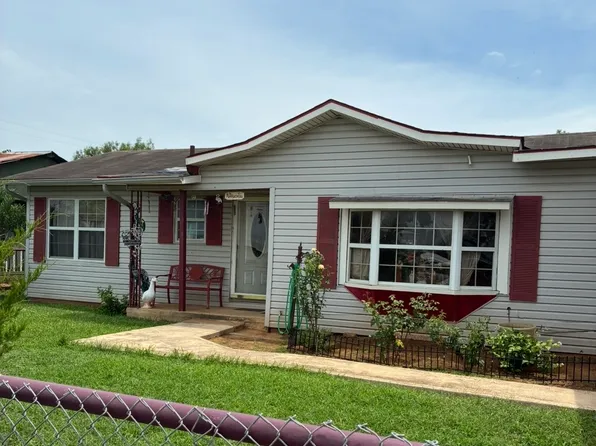 323 E WHITE ST, Dilley, TX 78017