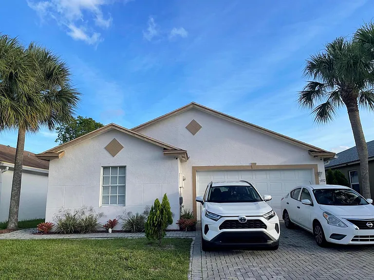 5852 Azalea Cir — Photo 1