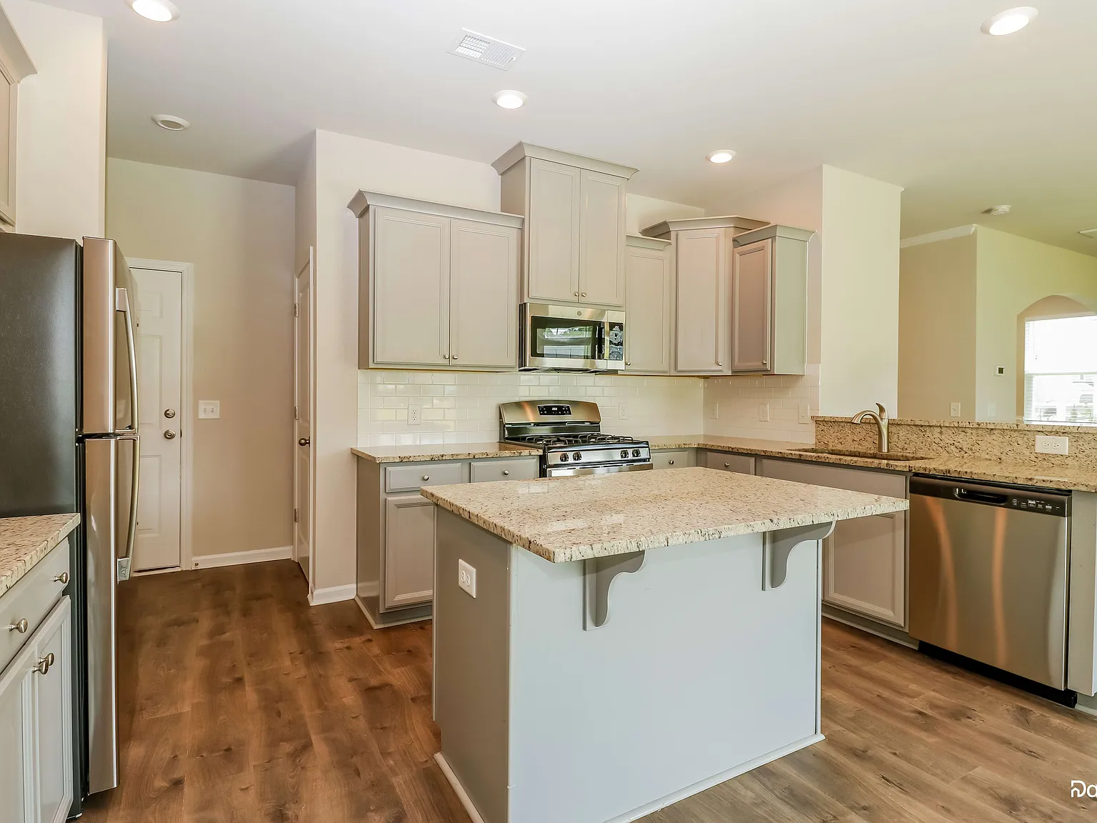 4 bed, 2.5 bath, 2644 sqft, $2,465 — Photo 3