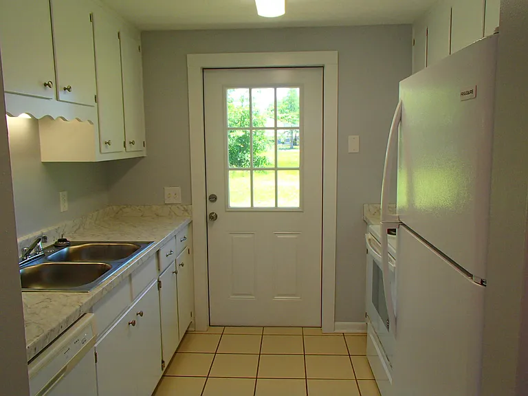 925 Bradford Cir — Photo 10