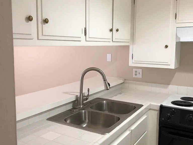 2728 E 3rd St #4 — Photo 2