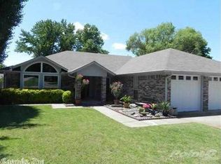 5 Club Ct, Jacksonville, AR 72076