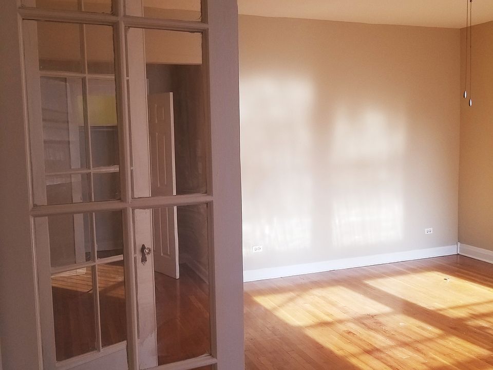 1st image of 670 N Dearborn St APT 2R