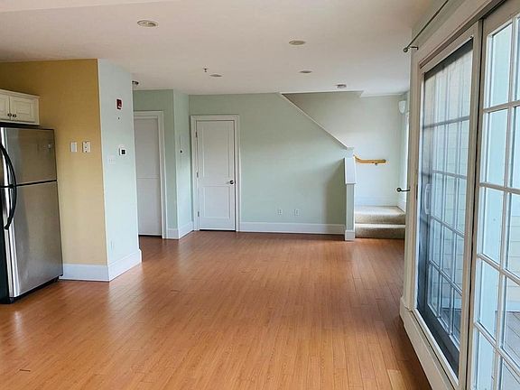 4th image of 33 Railroad Ave Unit 202