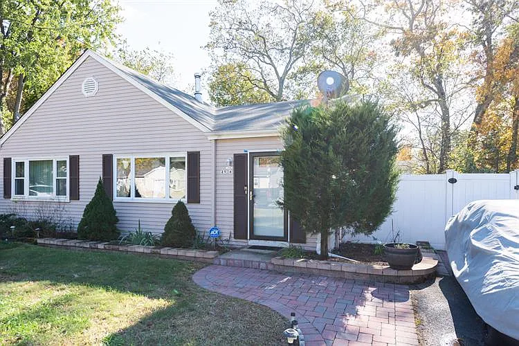 25-34 Lexington Ct photo 1