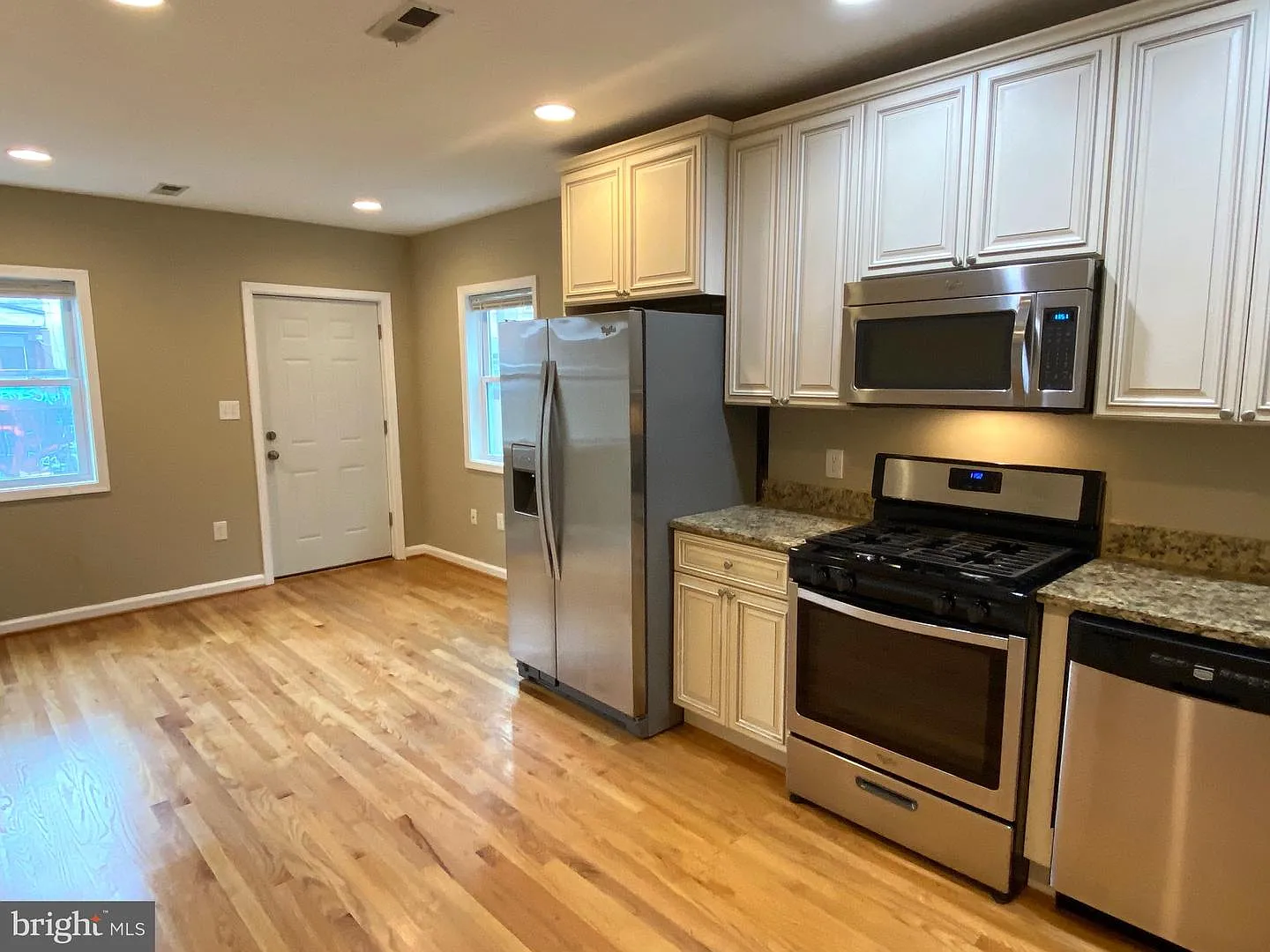 2 bed, 700 sqft, $2,750 — Photo 4
