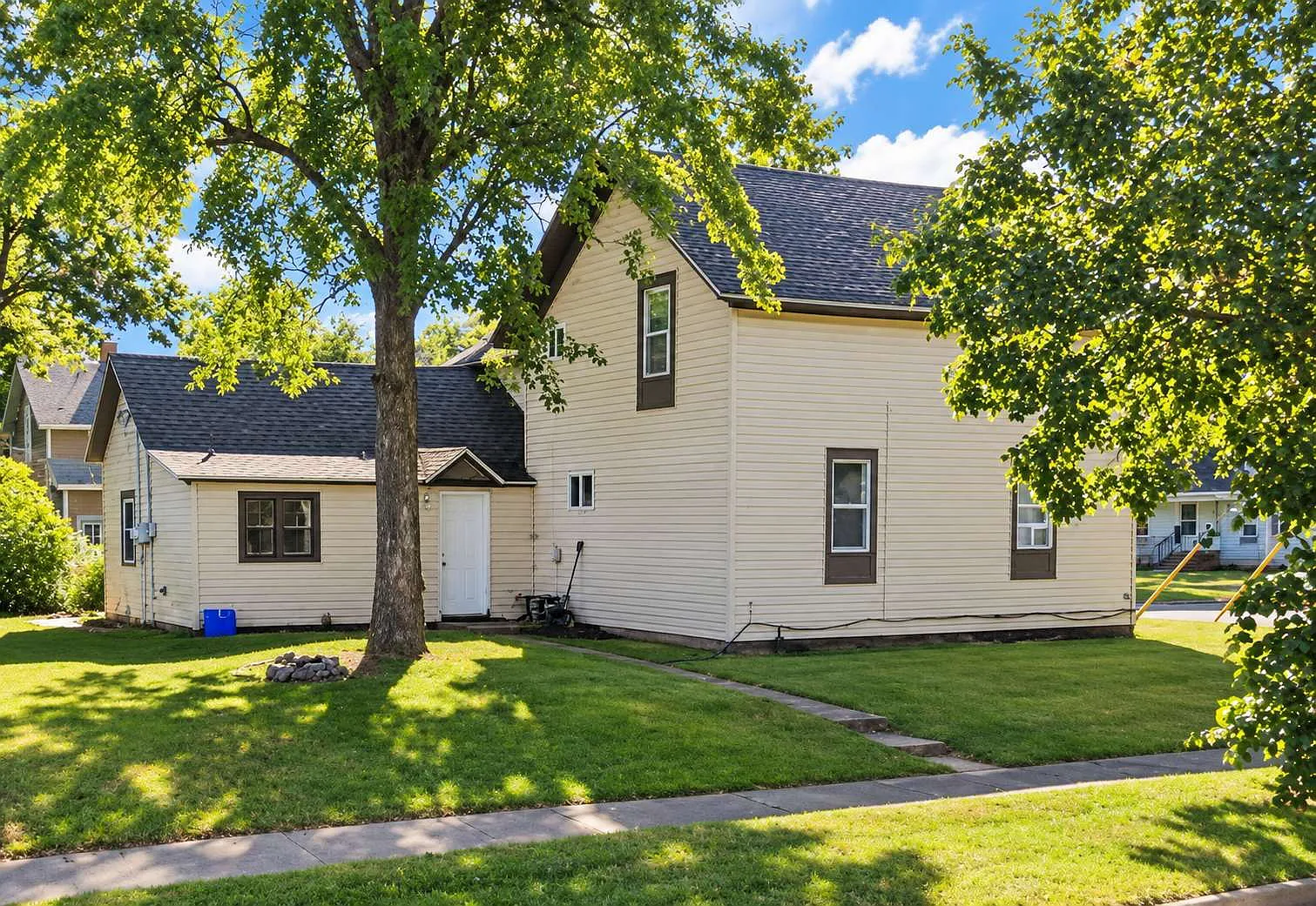 3 bed, 1.0 bath, 900 sqft, $445 — Photo 2