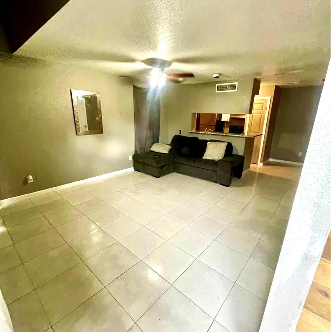1 bed, 1.5 bath, 818 sqft, $1,100 — Photo 3
