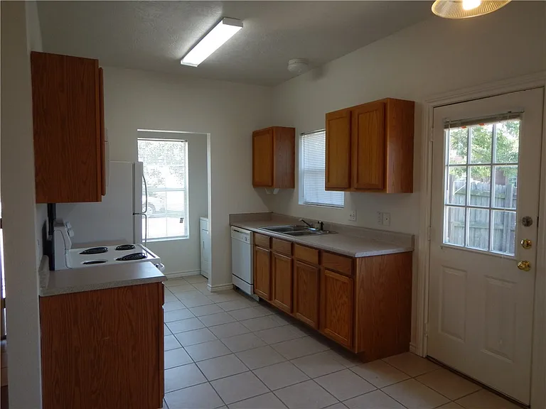 1803 Prairie Dr — Photo 2