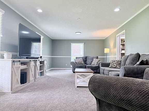 5th image of 918 Sanderson Dr