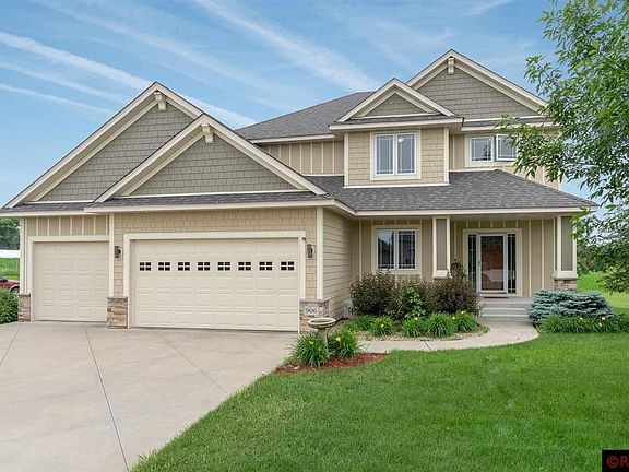 2nd image of 906 Heritage Trl NE