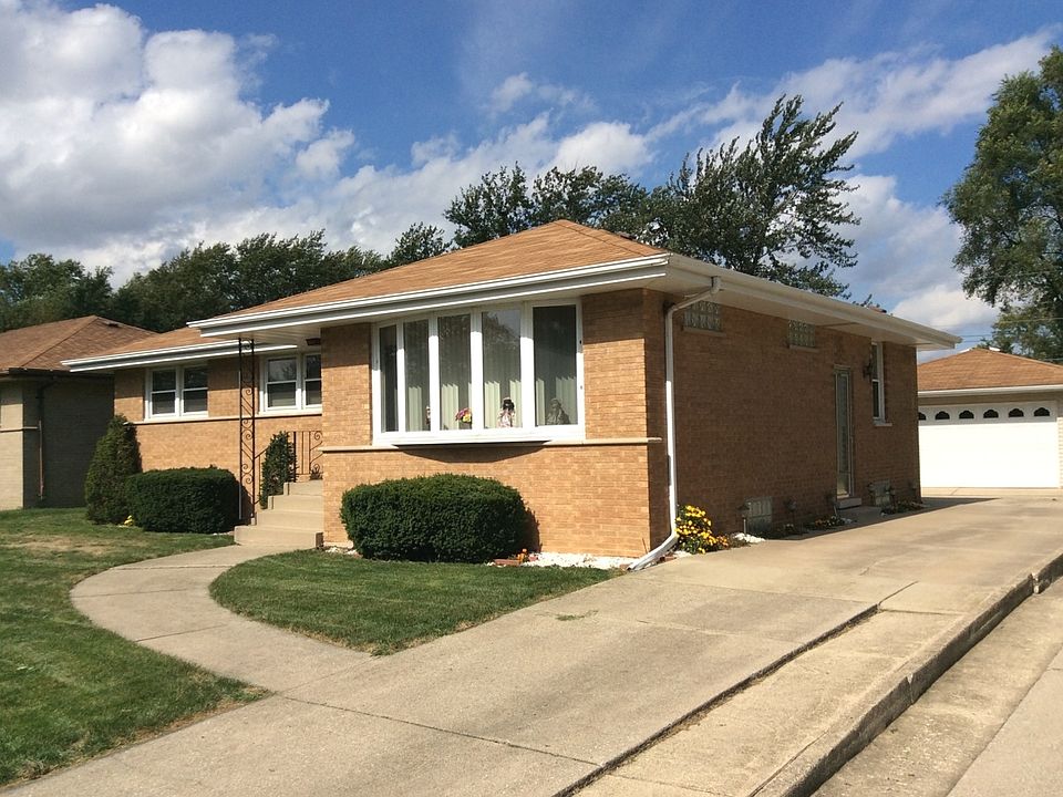1st image of 906 E 165th St