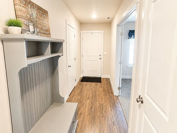 3rd image of 596 E Lauren Ave