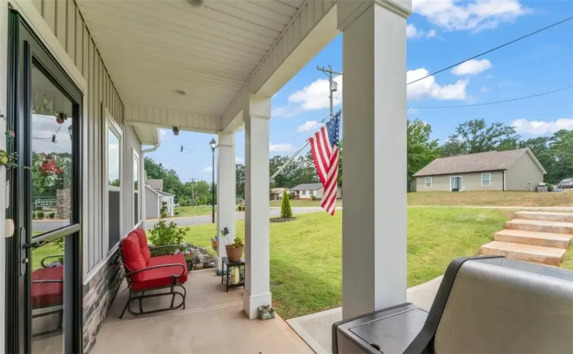 3 bed, 3.0 bath, $2,200 — Photo 2