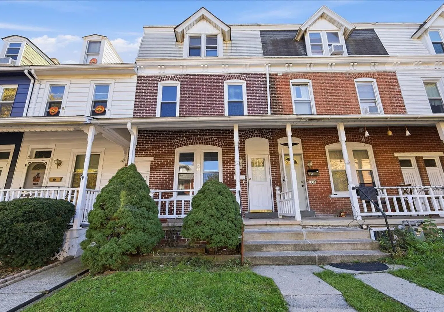 Spacious 5-Bedroom, 2 Full-Bath Twin Home with One-Car Garage for Rent! — Photo 2