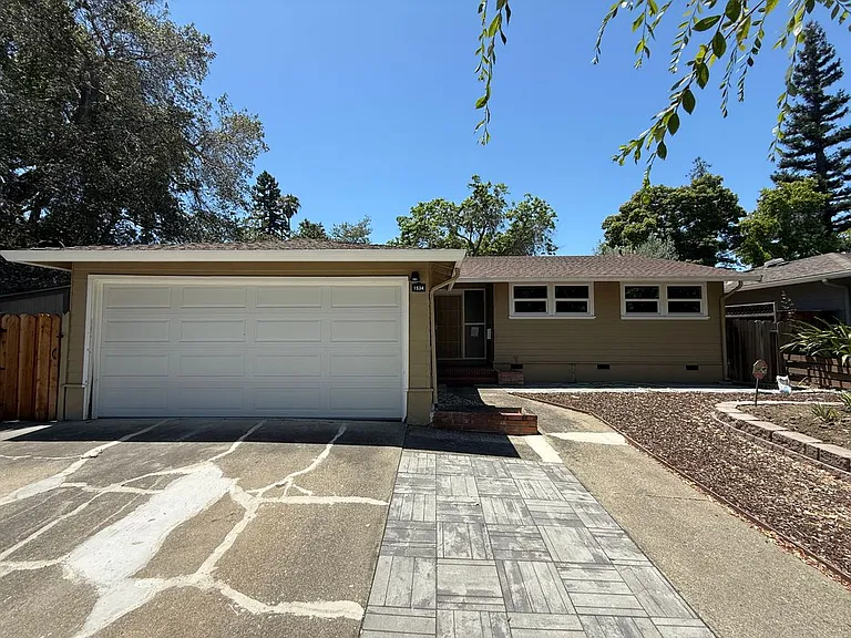 1534 Fernside St — Photo 2