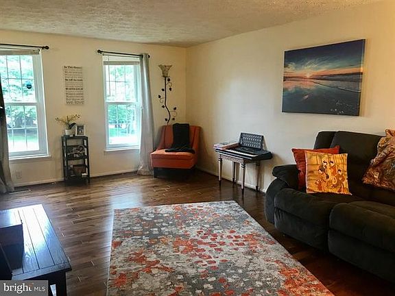 3rd image of 1733 Chesterfield Sq