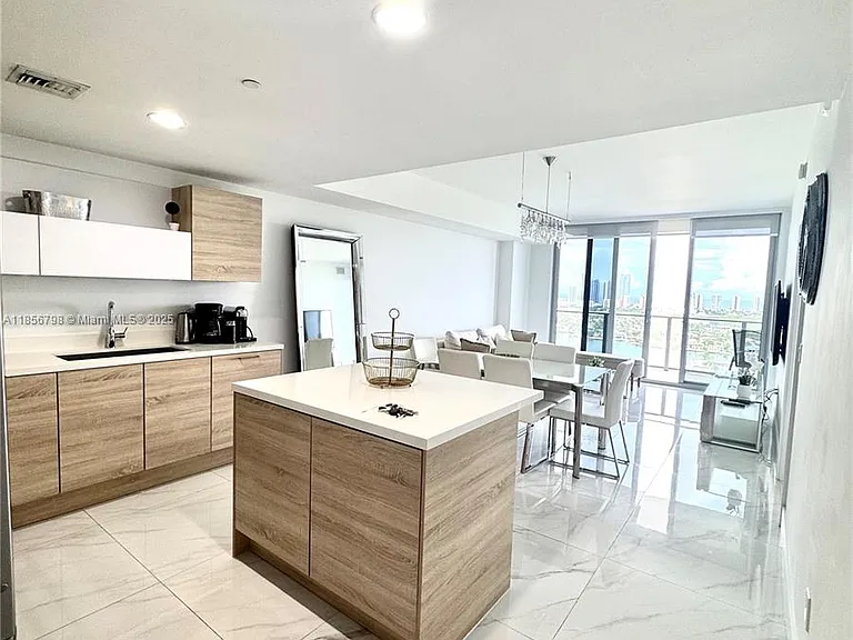 16385 Biscayne Blvd #2720 — Photo 23