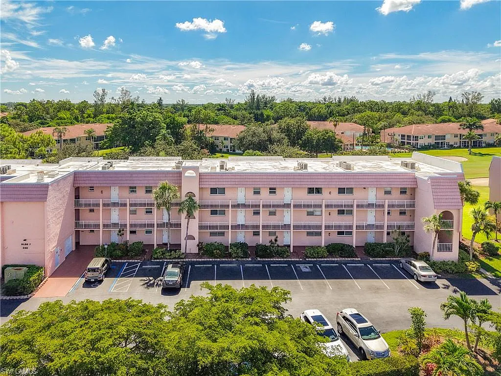 2 bed, 2.0 bath, 842 sqft, $3,200 — Photo 2