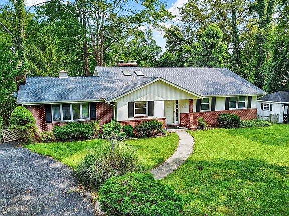 4th image of 15 Sloan Ln #2
