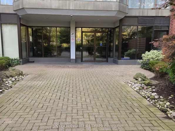 22 Southport St W #923, Toronto, ON M6S 4Y9