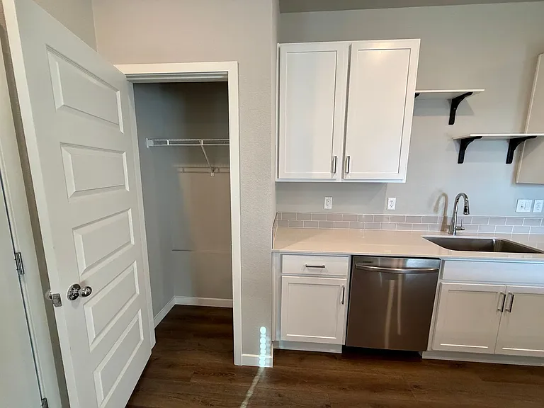 1353 Reynolds St #18E — Photo 6