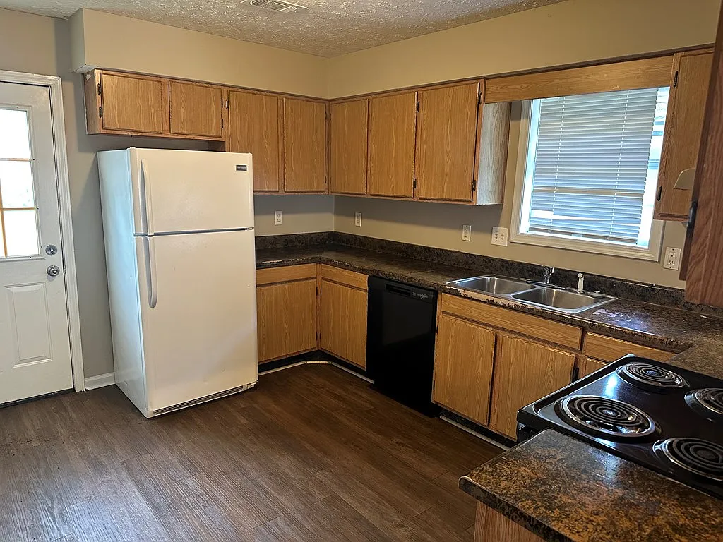 3 bed, 1376 sqft, $1,300 — Photo 3