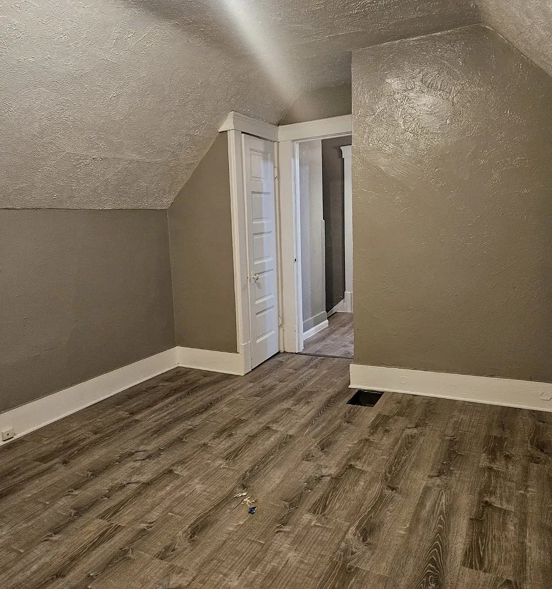 3 bed, 858 sqft, $1,300 — Photo 4