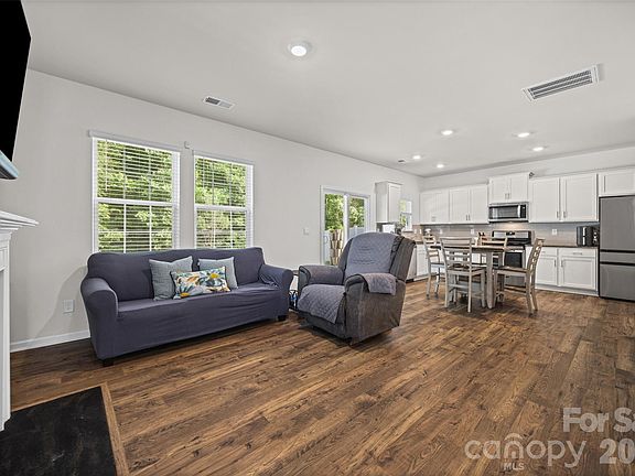 4th image of 542 King Clover Ln